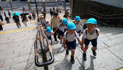 写真:階段をのぼる子どもたち