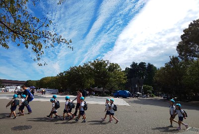 写真:青空の下を元気に歩く子どもたち