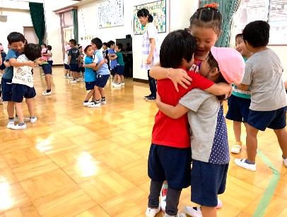 写真:抱きしめあう子どもたち