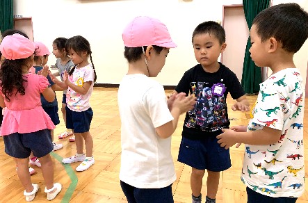 写真:ふれあい遊びをする子どもたち