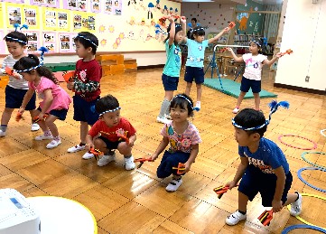 写真:衣装を身に着けて踊る子どもたち1