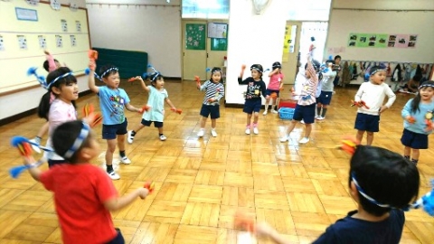 写真:衣装を身に着けて踊る子どもたち2