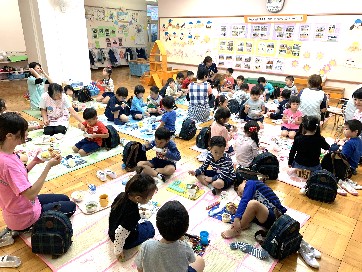 写真:みんなでお弁当を食べる子どもたち