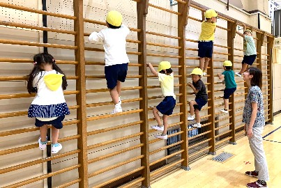 写真:壁をのぼる子どもたち