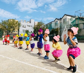 写真:カラフルな衣装で練習する子どもたち