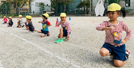 写真:しゃがんでポーズをとる子どもたち