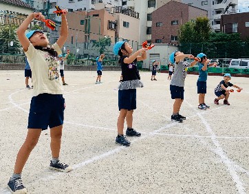 写真:鳴子を頭の上で鳴らす子どもたち