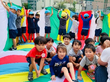 写真:バルーンの真ん中に座る年少組さん