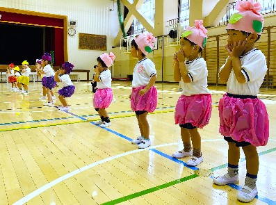 写真:かわいい衣装を身につける子どもたち