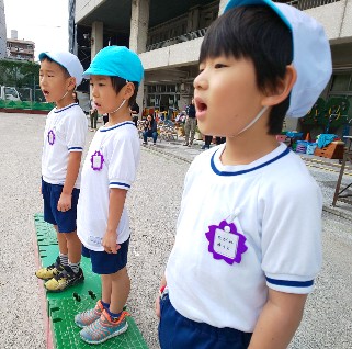 写真:園歌を合唱する子どもたち