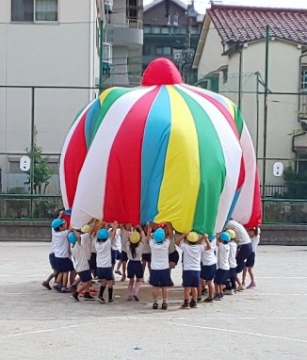 写真:バルーンに空気をためる子どもたち