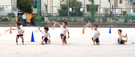 写真:宇宙ドライブを練習する年中組さん