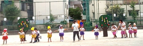 写真:くだものカーニバルを練習する年少組さん