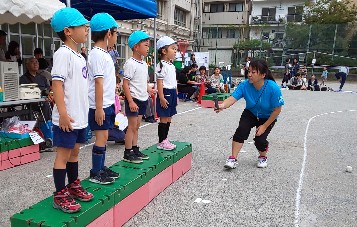 写真:開会式を始める子どもたち1