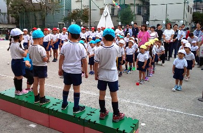 写真:開会式を始める子どもたち2