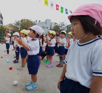 写真:拍手をする子どもたち