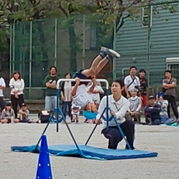 写真:鉄棒をする子ども