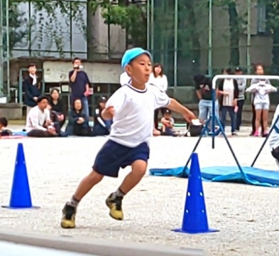 写真:スラロームをする子ども