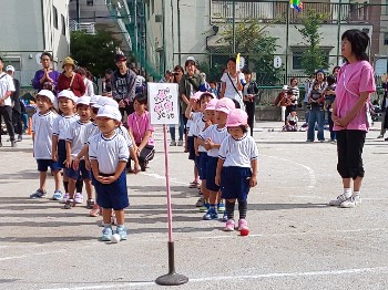 写真:きちんと整列している子どもたち