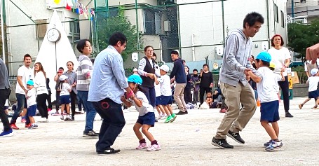 写真:お父さんと踊る子どもたち