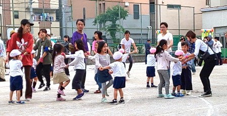 写真:姉弟や友達と踊る子どもたち