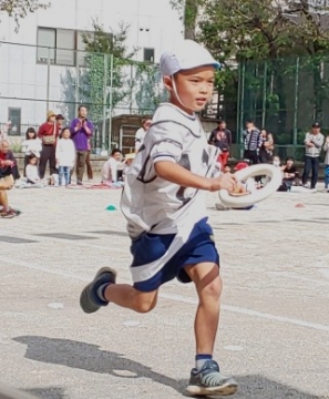 写真:駆け抜けるアンカーの子ども1