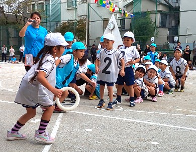 写真:スタートの位置につく子どもたち