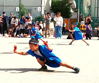 写真:姿勢を低くして踊る子どもたち