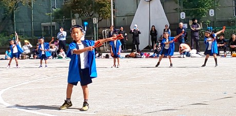 写真:全身で踊る年長組の子どもたち