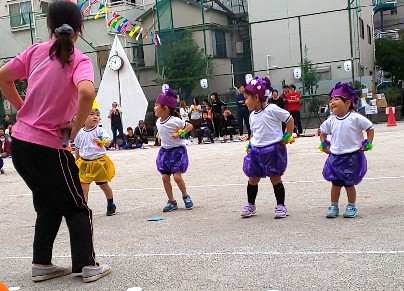 写真:楽しくフリフリダンスをする子どもたち