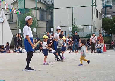 写真:かけっこをする子どもとお手伝いをする5年生の子どもたち