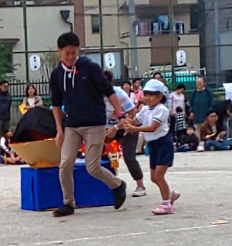 写真:お父さんと手をつなぐ子ども