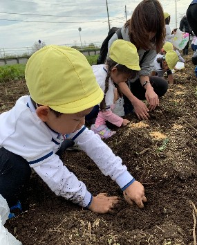 写真:土を掘る子どもたち