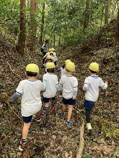 写真:広大な遊歩道を散策する子どもたち