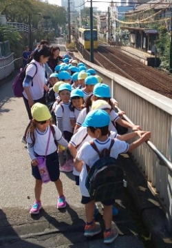 写真:電車を待つ子どもたち