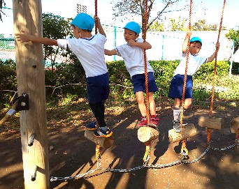 写真:揺れるアスレチックで遊ぶ子どもたち