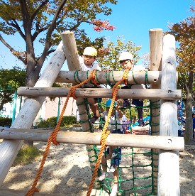 写真:縄をつたってのぼる子どもたち