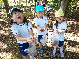 写真:どんぐりをたくさん拾った子どもたち