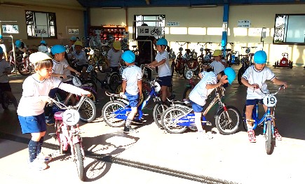 写真:自分の乗る自転車を選ぶ子どもたち