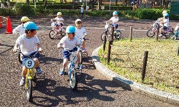 写真:広々としたコースで自転車を楽しむ子どもたち1