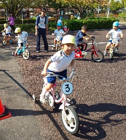 写真:広々としたコースで自転車を楽しむ子どもたち2
