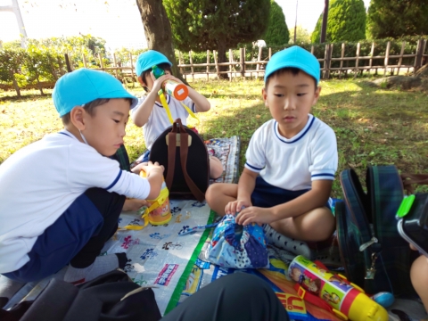 写真:日陰でお弁当を食べる子どもたち2