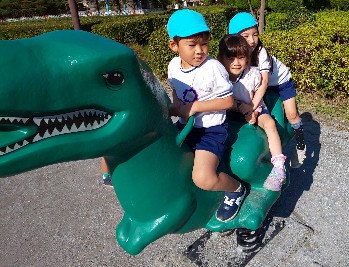 写真:恐竜の遊具で遊ぶ子どもたち1