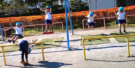 写真:ブランコで遊ぶ子どもたち