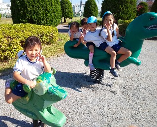写真:恐竜の遊具で遊ぶ子どもたち2