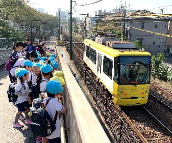 写真:到着した黄色い電車を見る子どもたち