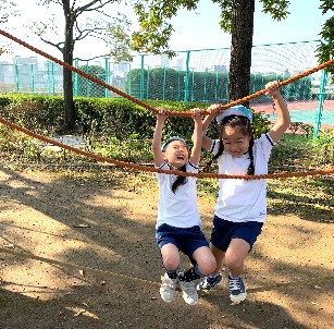 写真:縄につかまって遊ぶ子どもたち