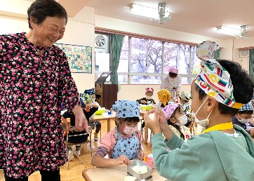 写真:板橋さんとおにぎりを握る子どもたち