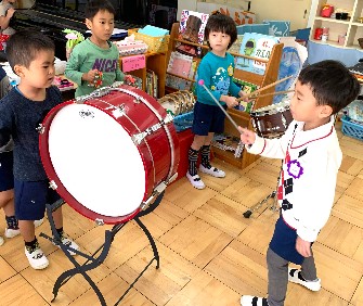 写真:指揮者をする子どもと太鼓たたく子どもたち