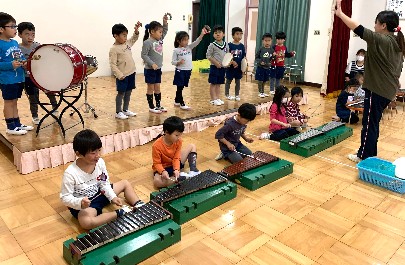 写真:担任の指揮をしっかり見つめ演奏する子どもたち